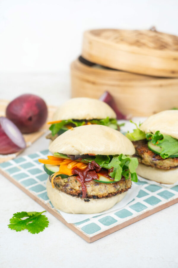 Bao burger, steak d’oignons rouges