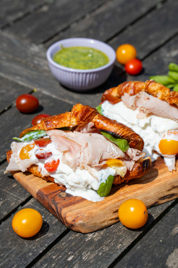 Croissant jambon burrata et basilic