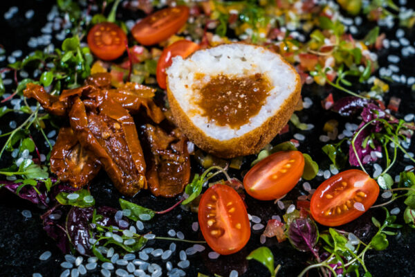 Croquette de riz panné cœur coulant aux poivrons salade de micro pousse