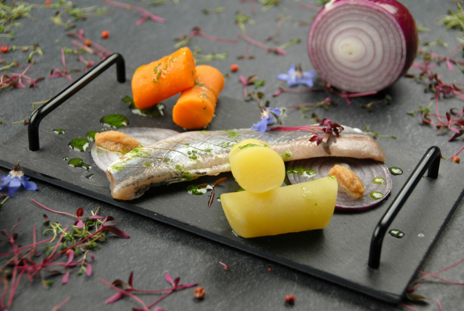 Filet de hareng aux deux pommes de terre et ail fumé, persil