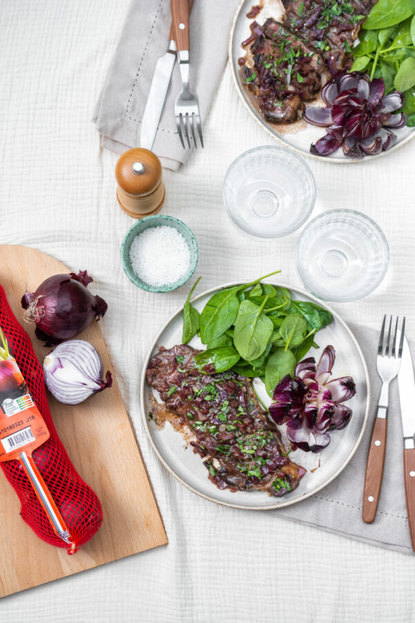 Faux-filet, sauce et fleurs d’oignons rouge et thym