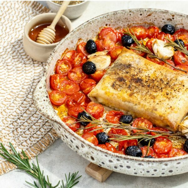 Fêta Saganaki au romarin, olives et tomates
