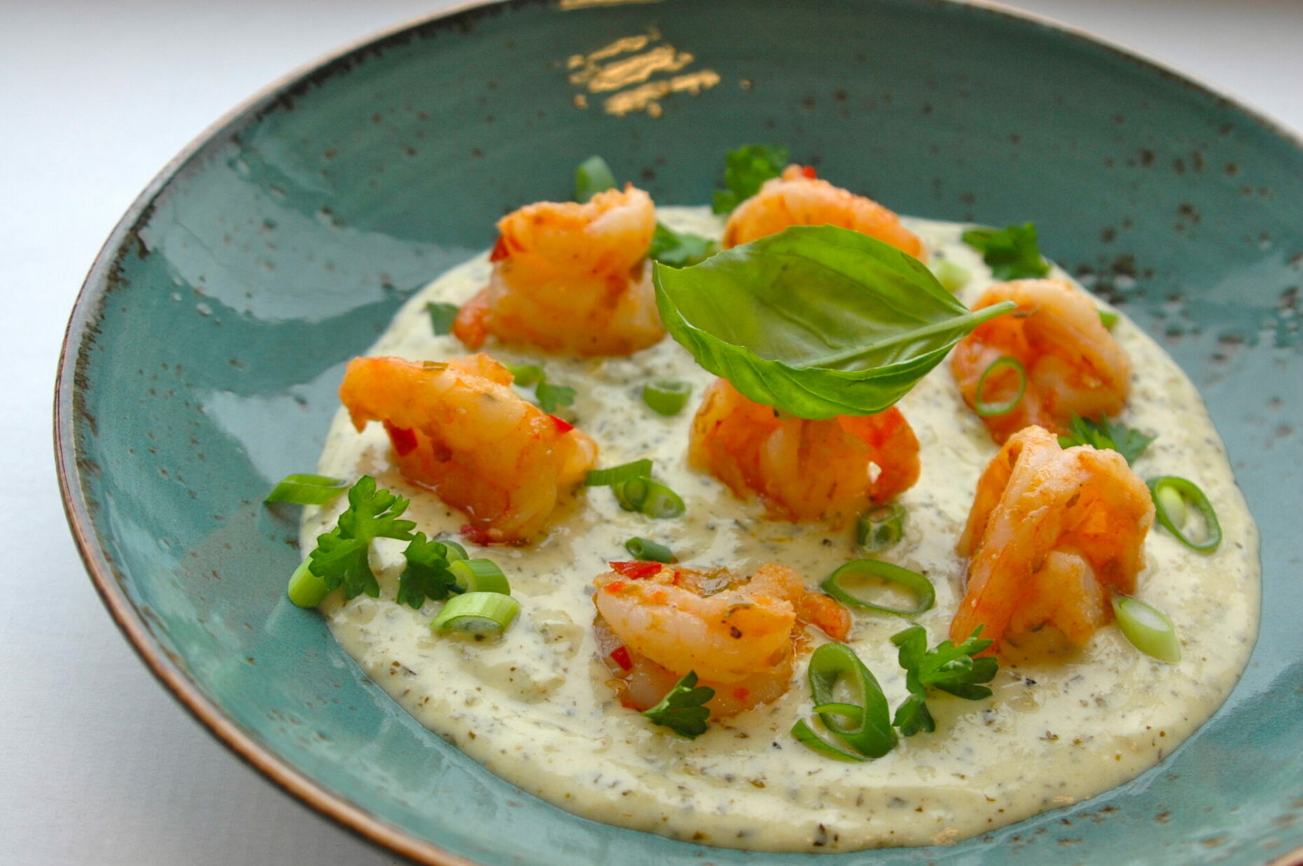 Gambas à la sauce aux herbes fraîches ciboulette, persil, basilic