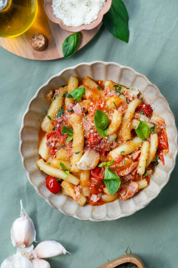 Patatoes noodles à l’ail et tomate