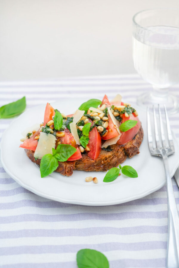 Pain frotté à l’ail, et tomate et pesto de basilic inversé