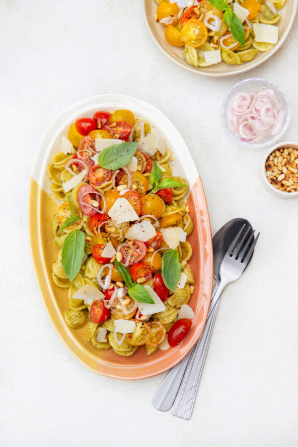 Salade d’orecchiette, échalote, pesto et tomates