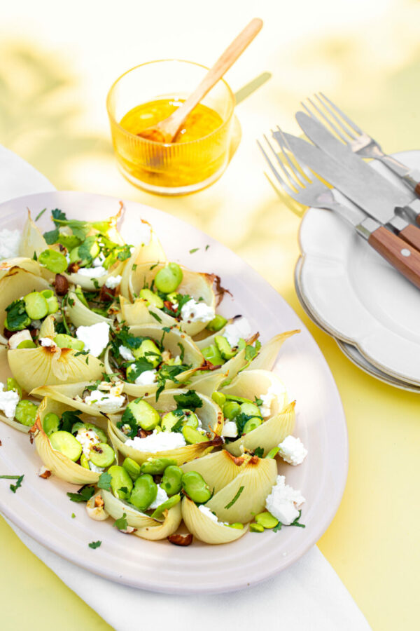 Salade d’oignons grillés, fèves, chèvre frais et herbes