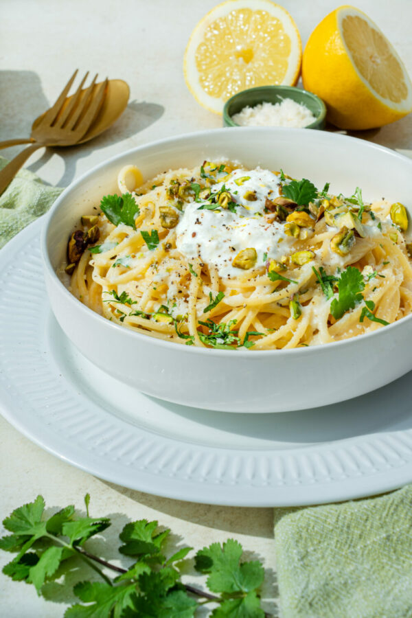 Spaghettis au citron, pistaches et coriandre