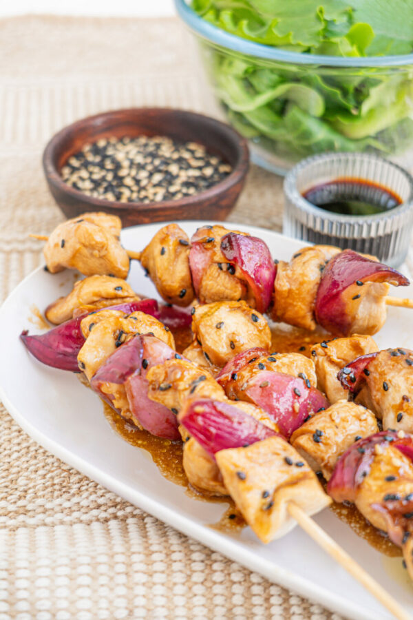 Brochettes de poulet teriyaki et oignon rouge