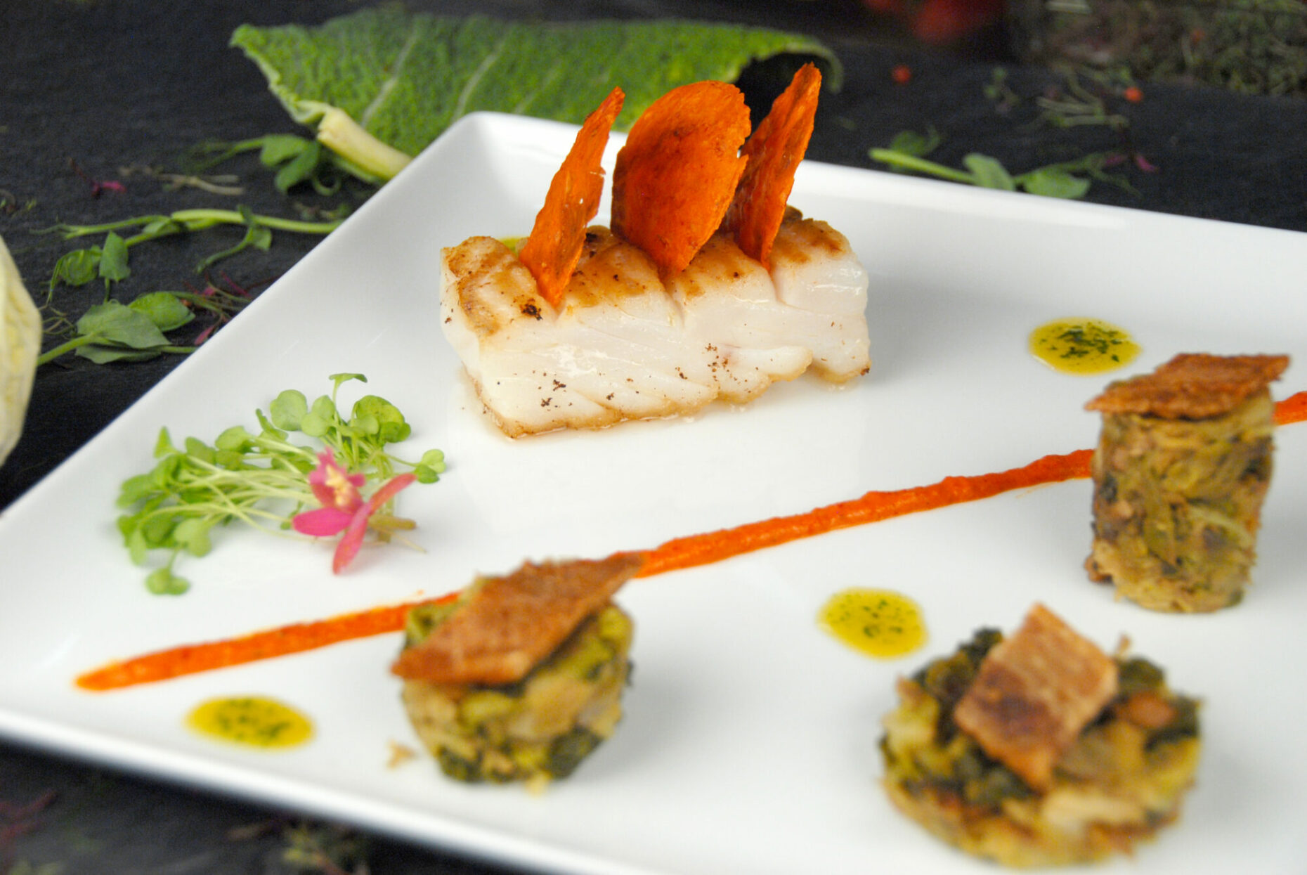 Pavé de cabillaud écaille et condiment de poivrons grillés, chou vert