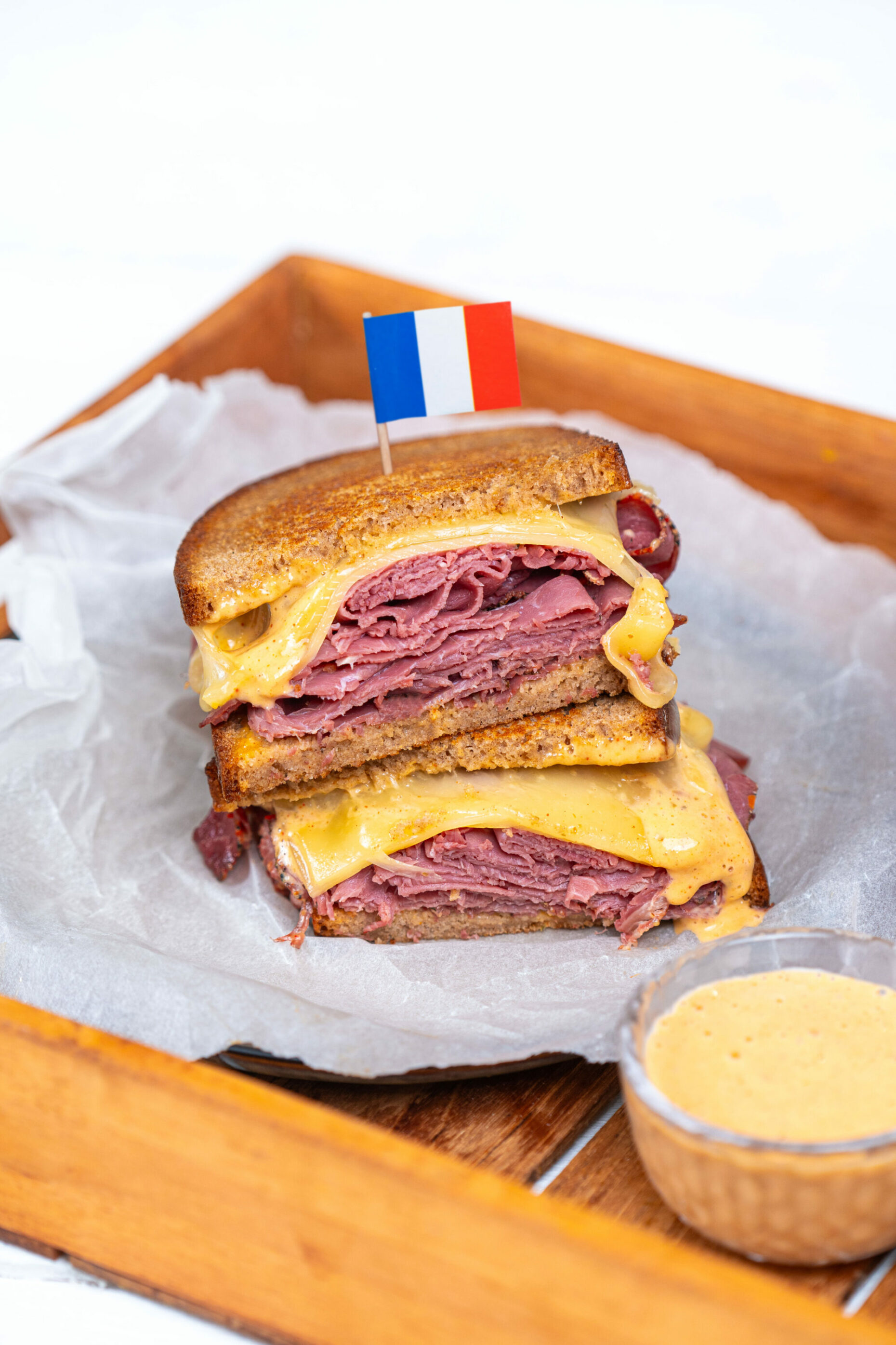 Sandwich pastrami, sauce à l’ail, raifort